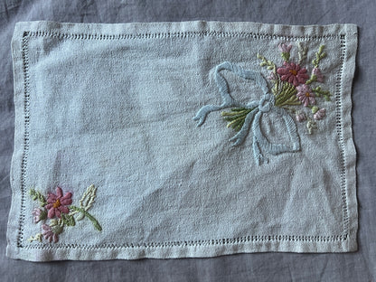 ★花の刺繍のミニクロス