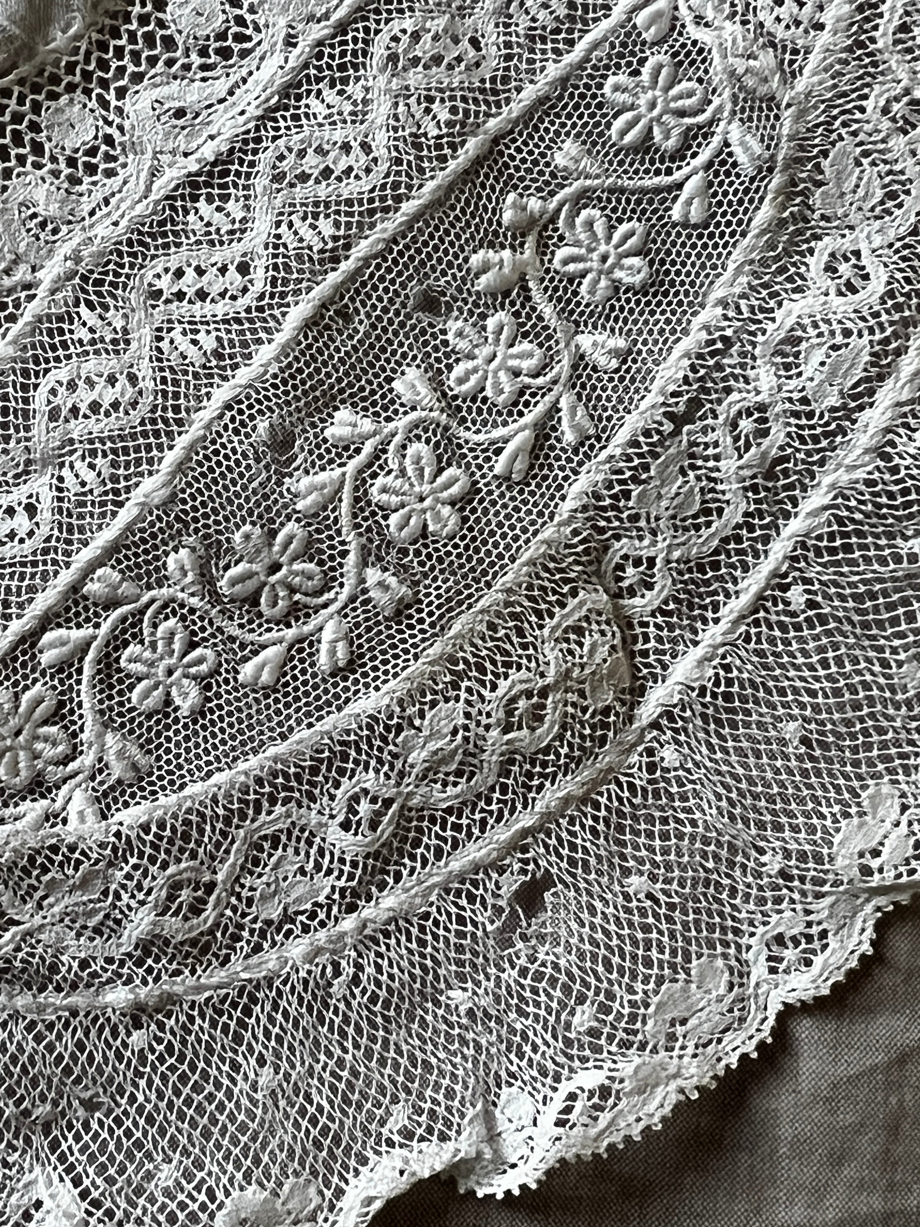 ノルマンディレースドイリー – France Antique 銀色アンティーク