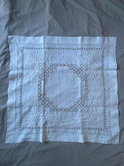 刺繍とレースのクロス