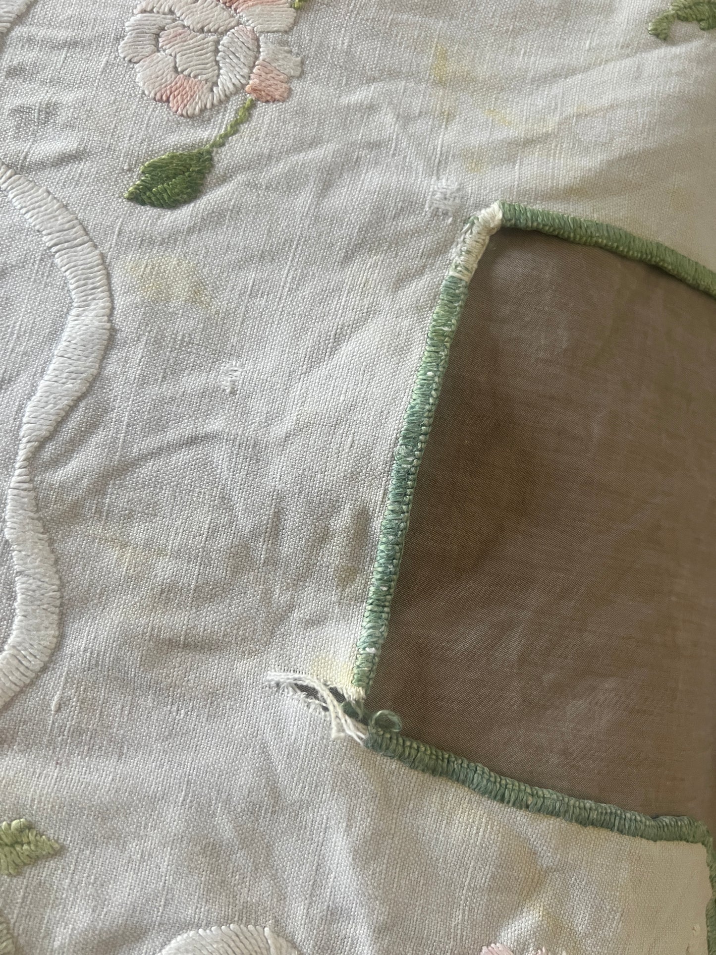 花の刺繍の棚飾り