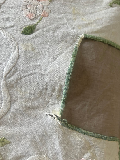 花の刺繍の棚飾り