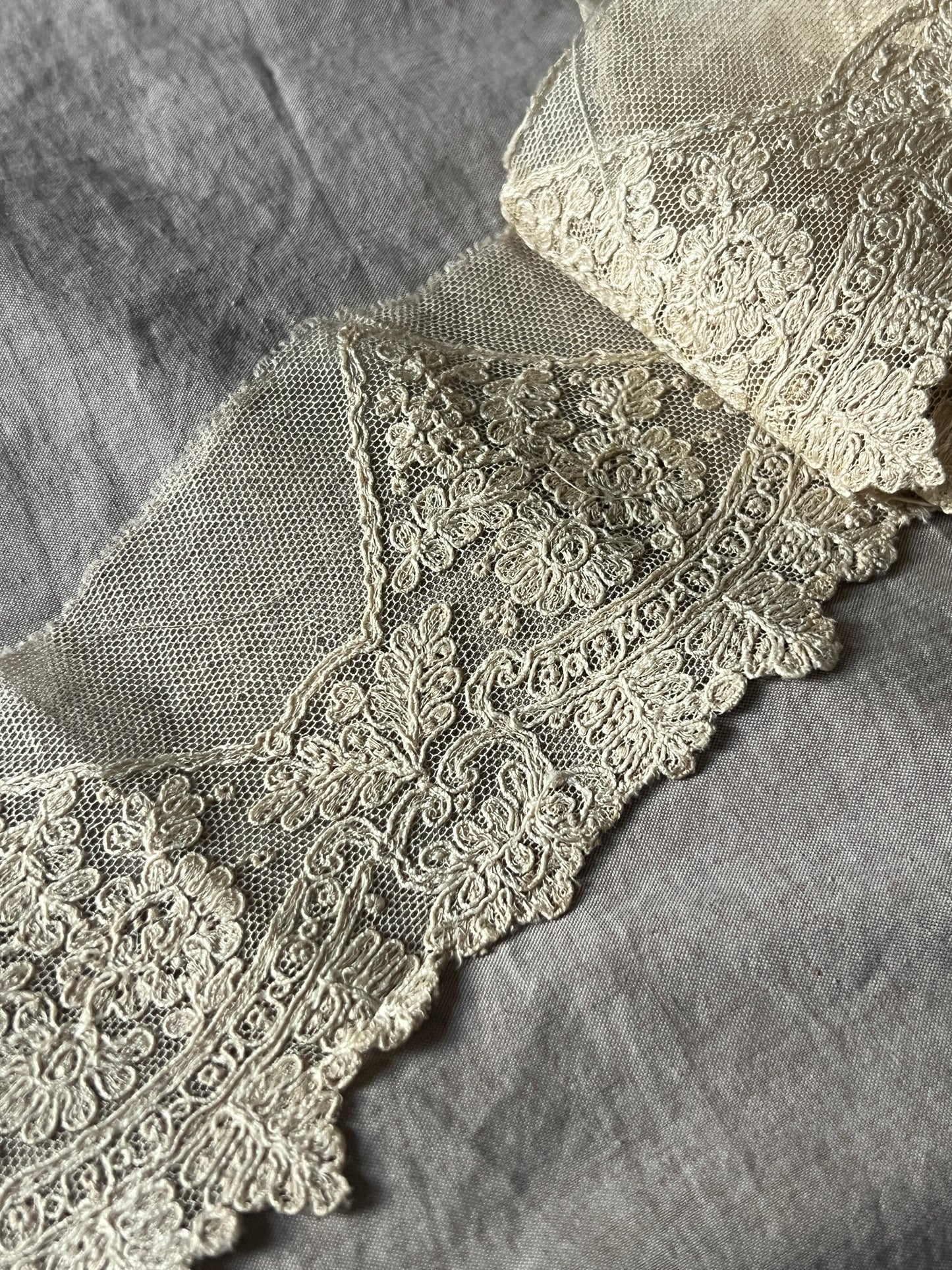 チュール刺繍レース