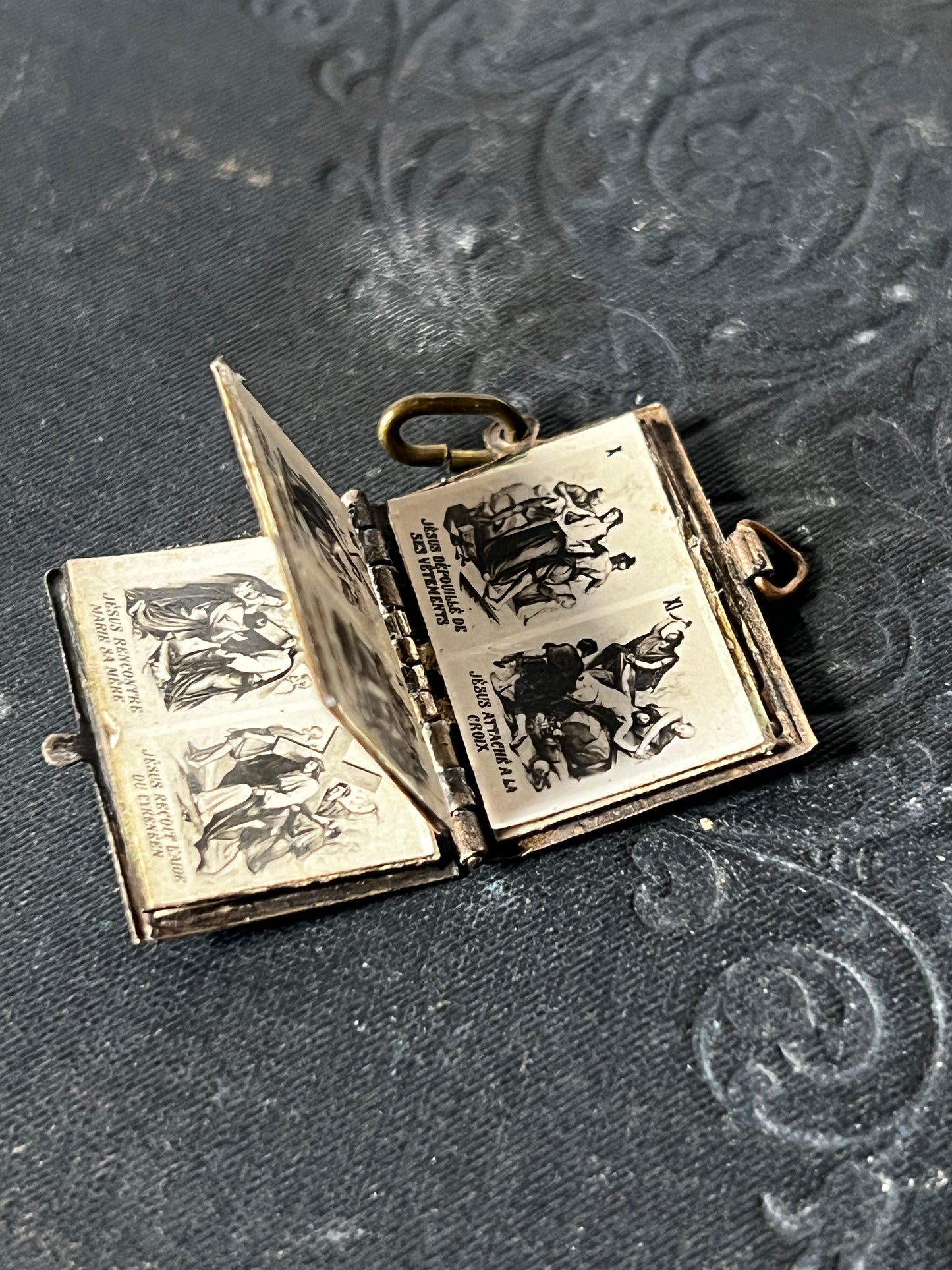 ★メタル製ミニブックチャーム