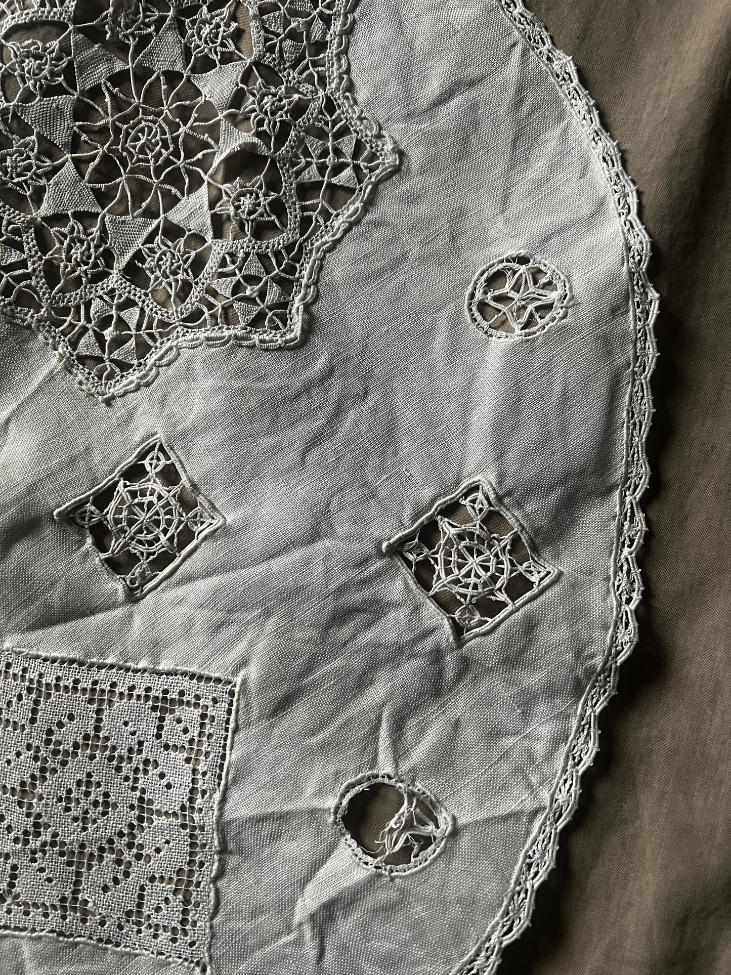 レースモチーフ円形クロス