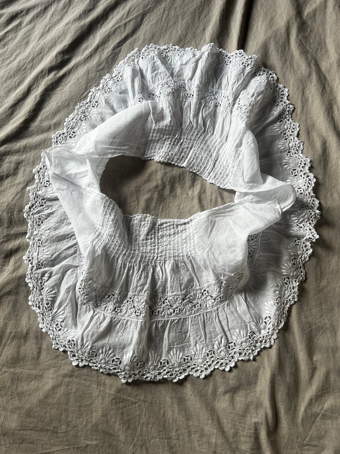 白刺繍のドレスパーツ