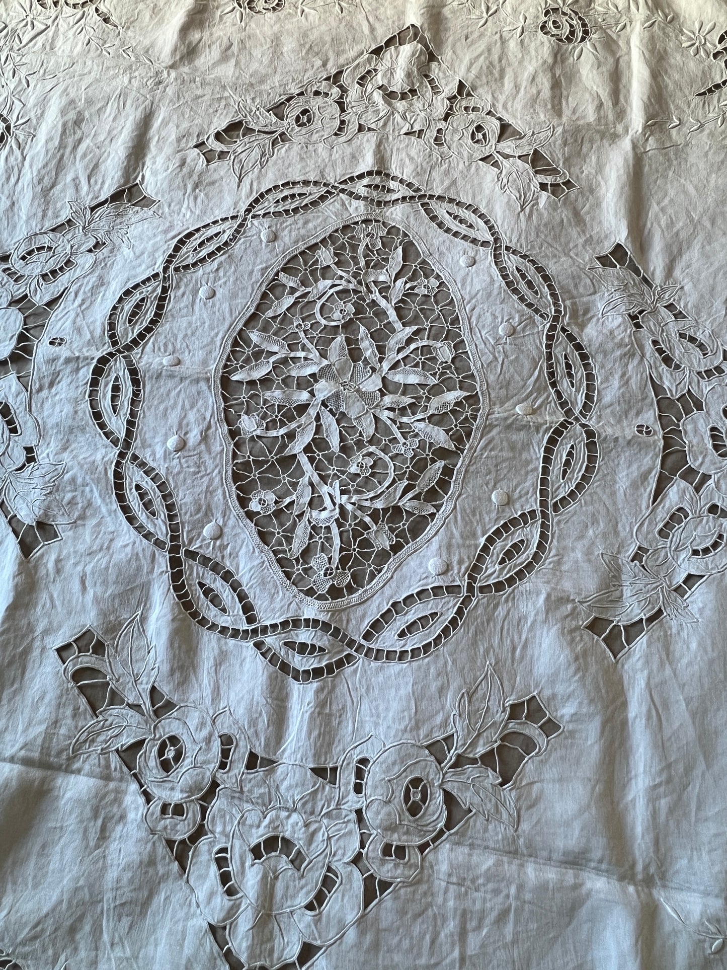 レースと刺繍のクロス
