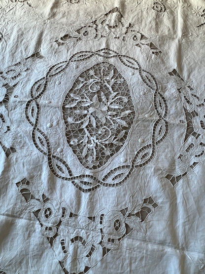 レースと刺繍のクロス