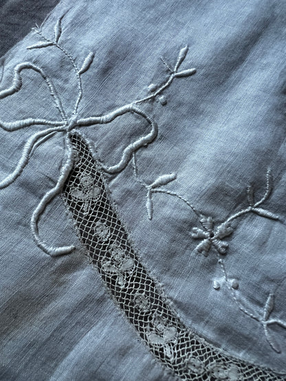 白刺繍とレースの端布