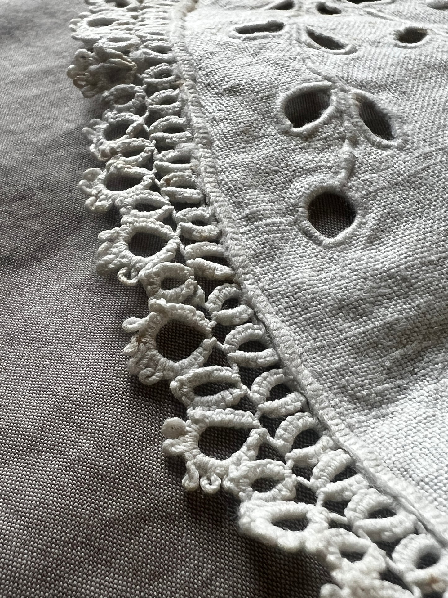 レースと刺繍のドイリー