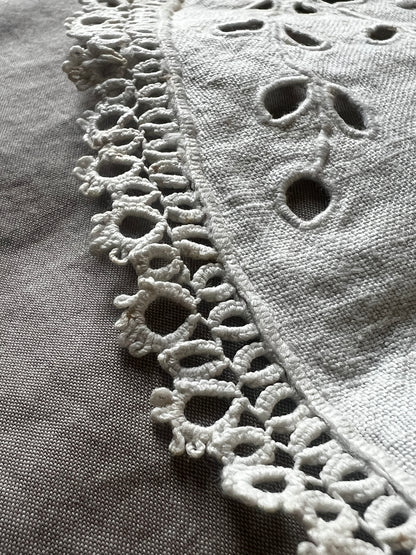 レースと刺繍のドイリー