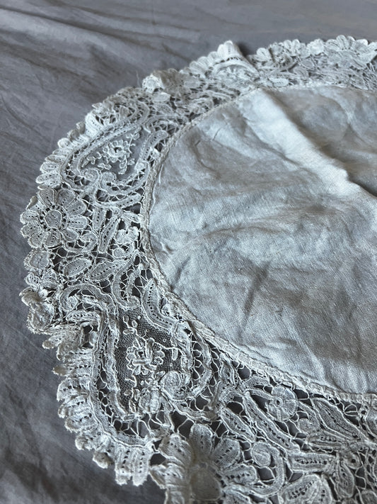 デュシェスレースの円形クロス