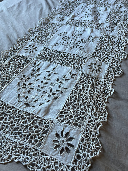 レースと刺繍のテーブルセンター
