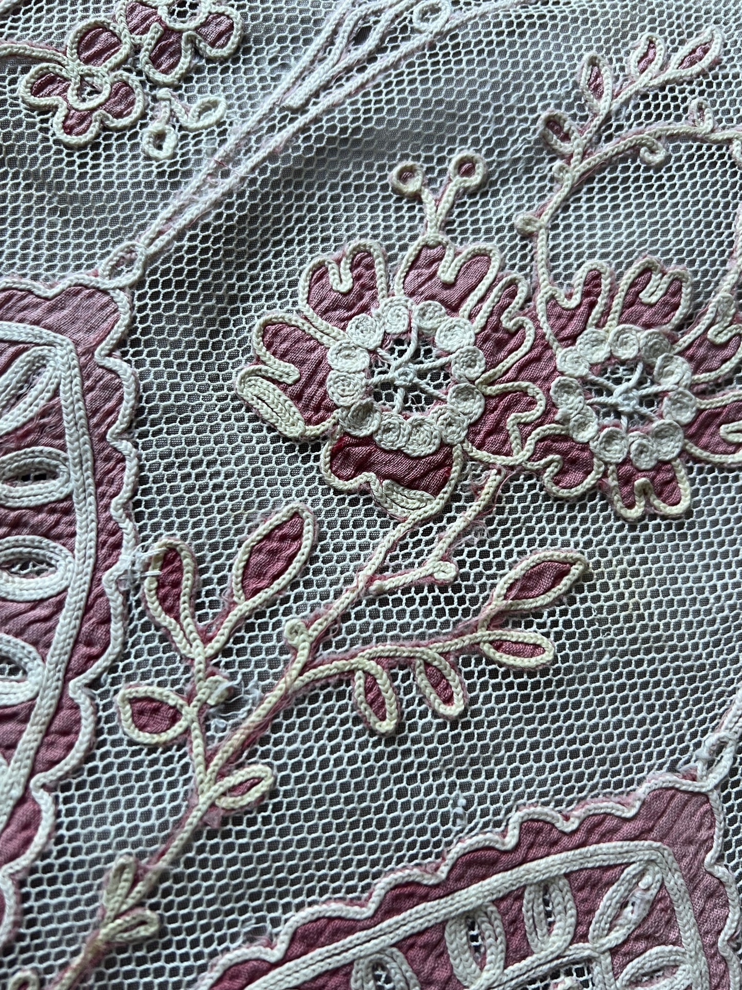 コルネリー刺繍のチュールカーテンペアセット