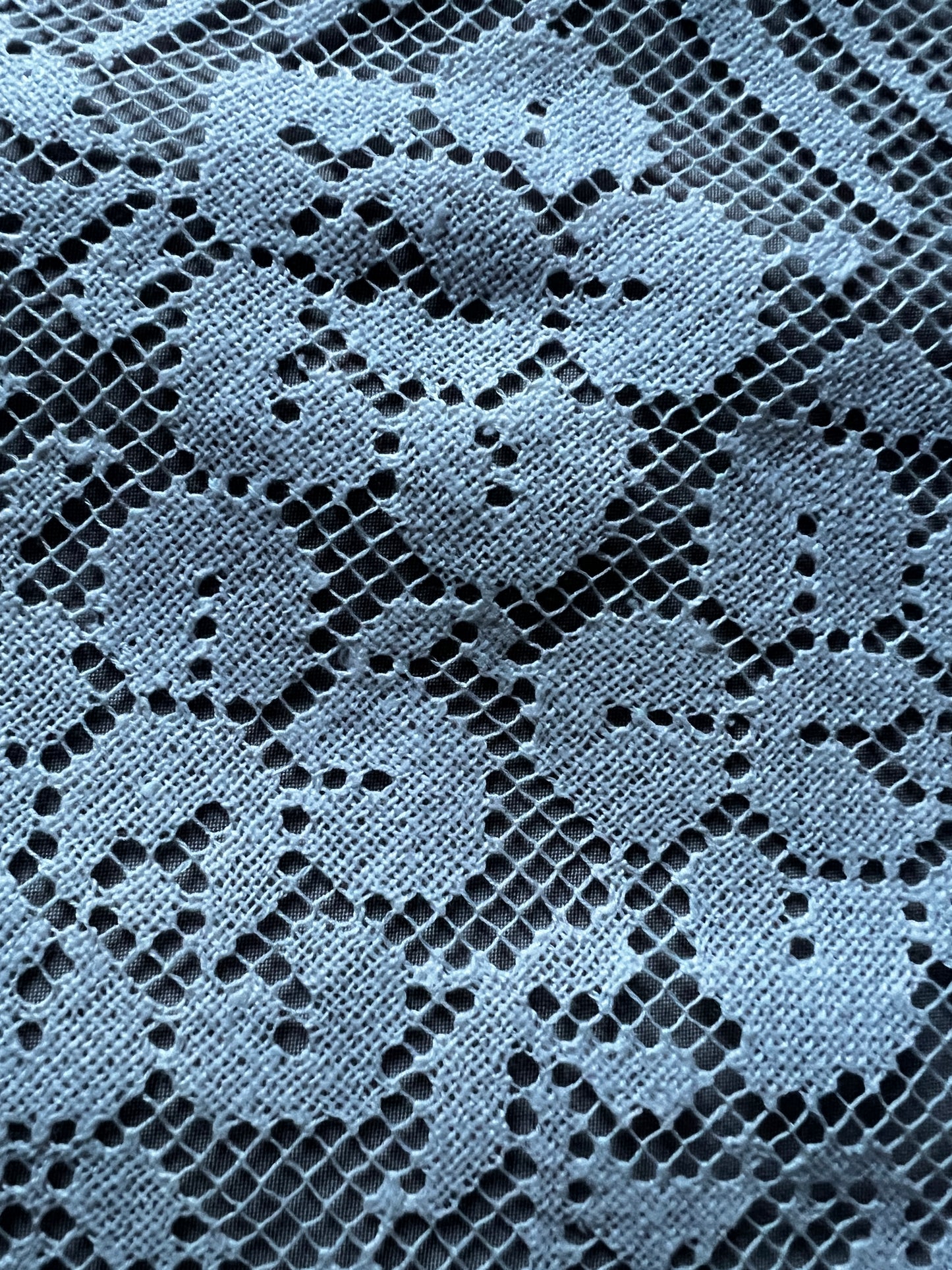 刺繍とレースの正方形クロス