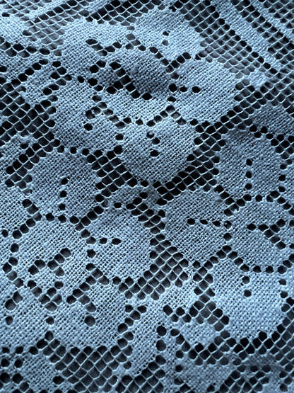 刺繍とレースの正方形クロス