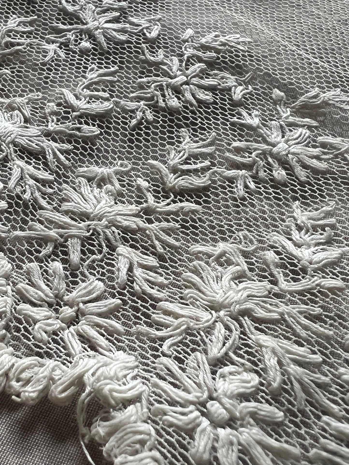 チュール刺繍レース