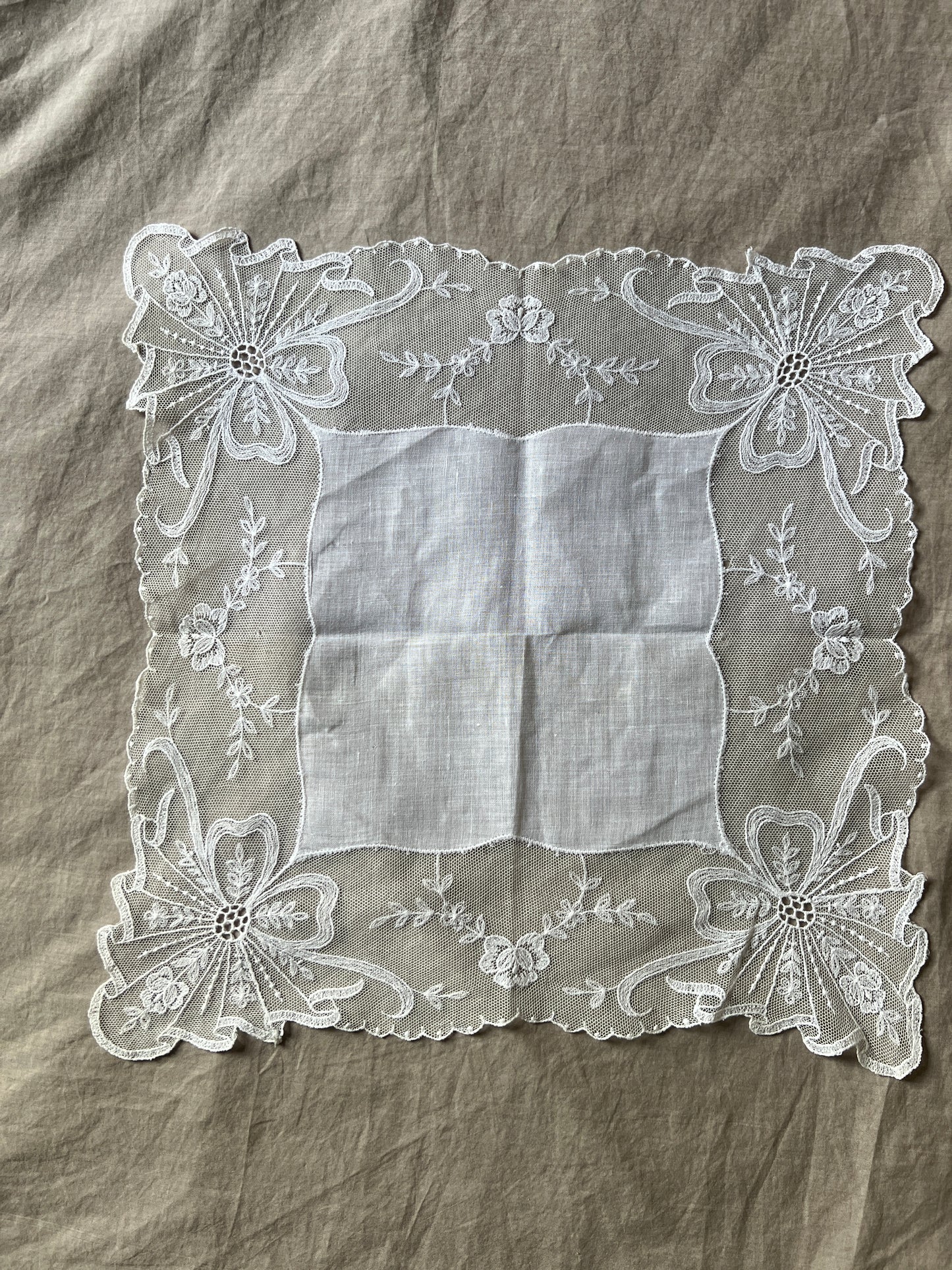 チュール刺繍レースハンカチ