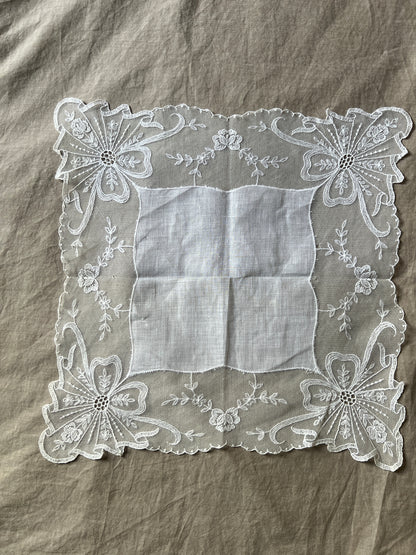 チュール刺繍レースハンカチ