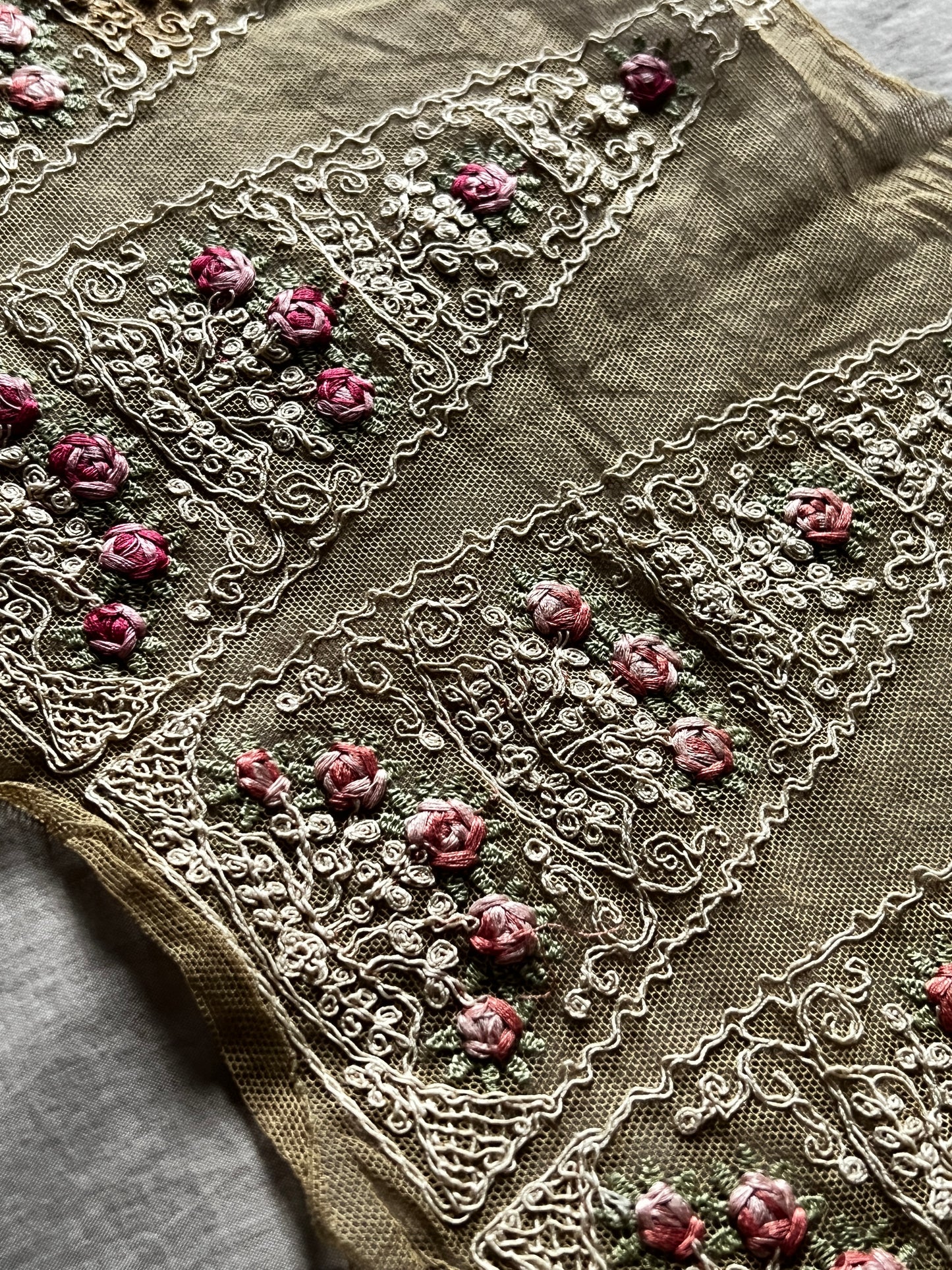 チュール刺繍レース