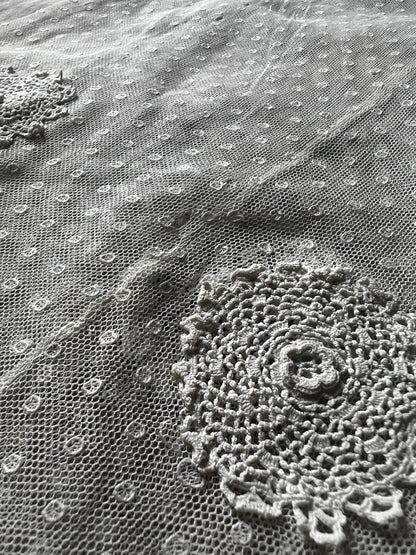 チュールとクロシェのドレスパーツ