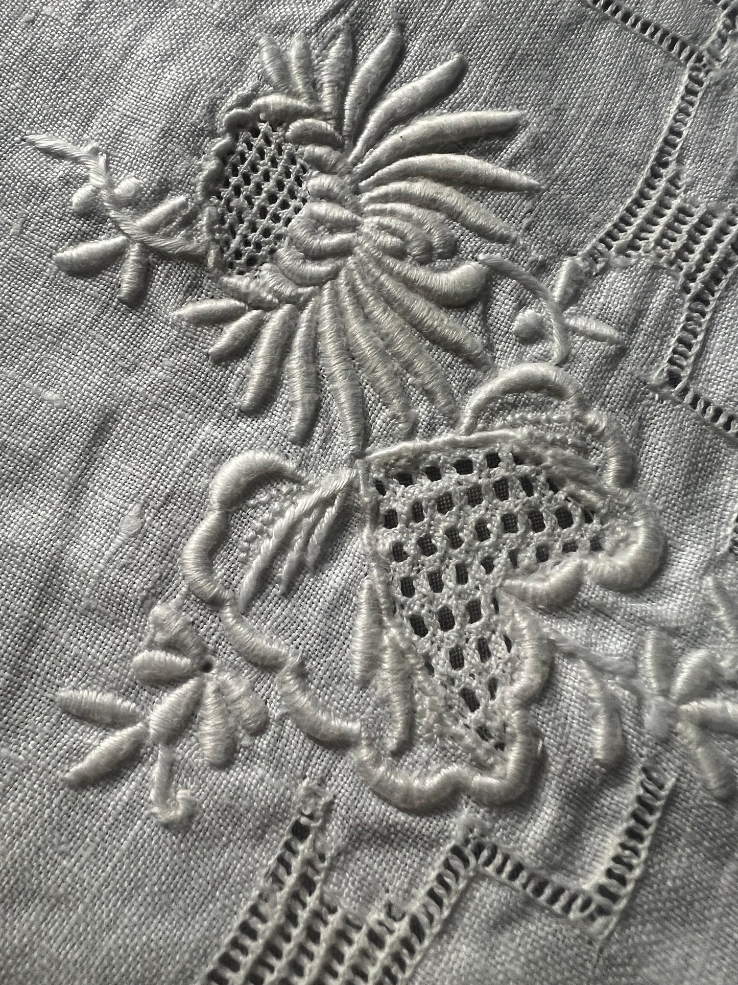 ★白刺繍リネンクロス