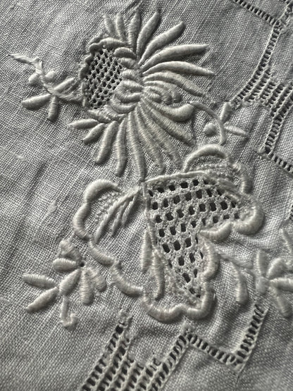 ★白刺繍リネンクロス