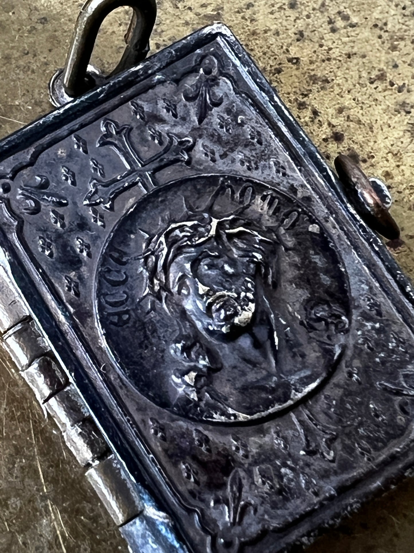 ★メタル製ミニブックチャーム