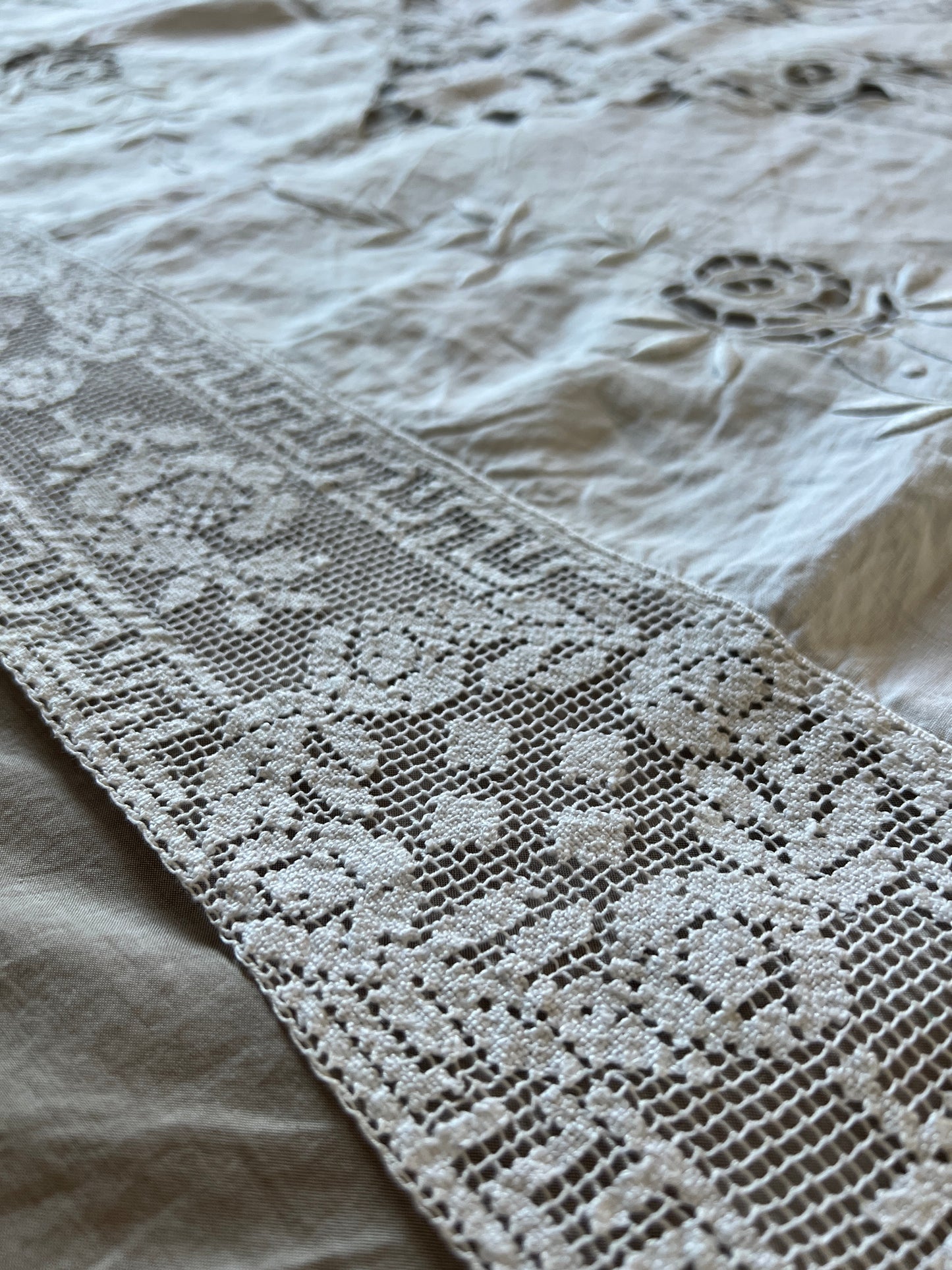 レースと刺繍のクロス