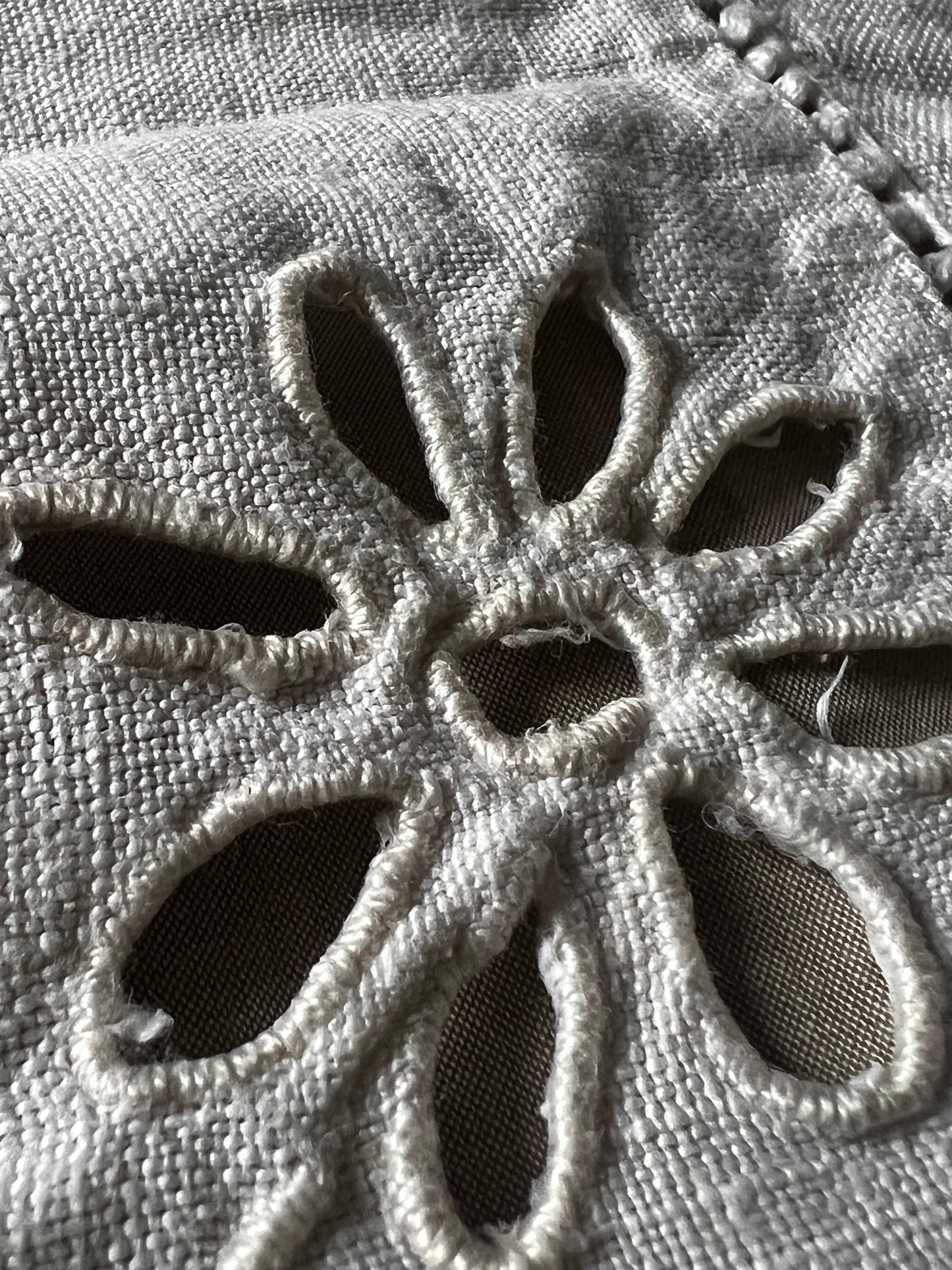 カットワーク刺繍リネンクロス(ダメージ)