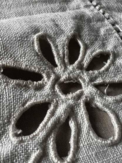 カットワーク刺繍リネンクロス(ダメージ)