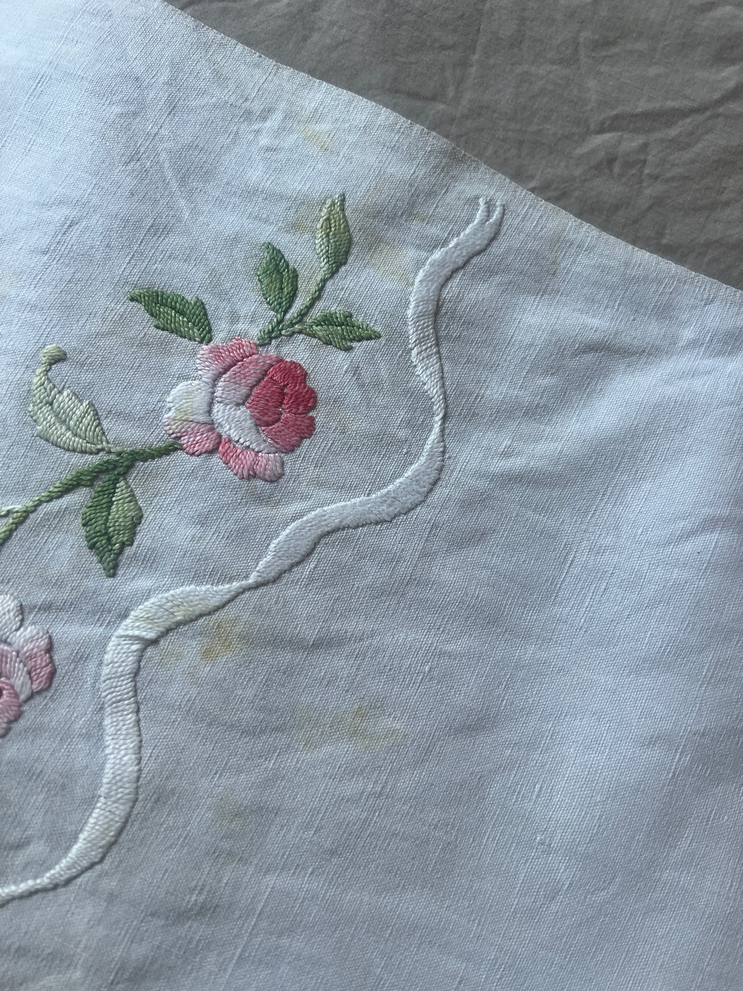 花の刺繍の棚飾り