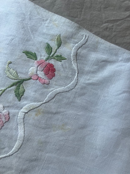 花の刺繍の棚飾り