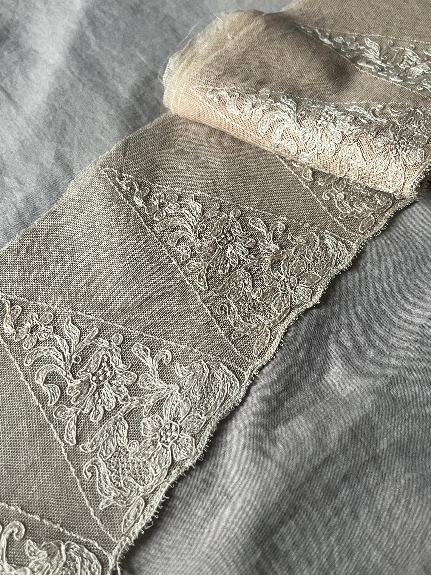 チュール刺繍レース