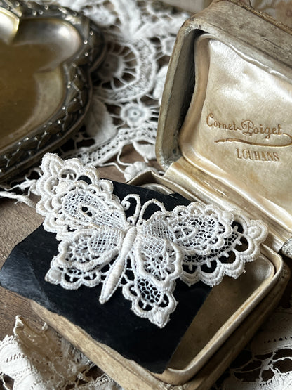 レースパピヨンブローチ