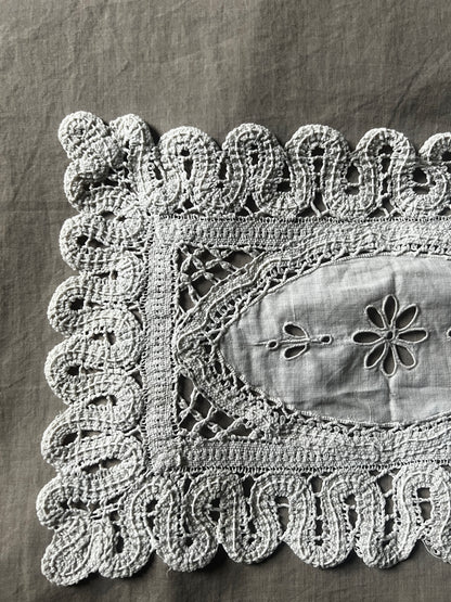 レースと刺繍のミニクロス