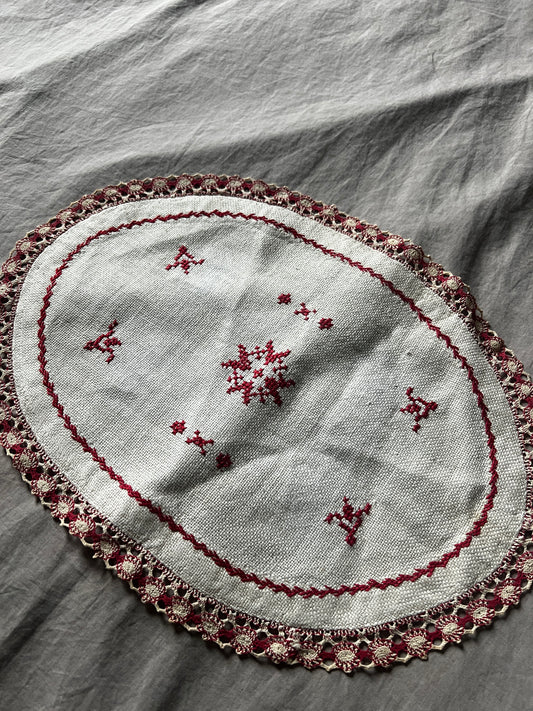 赤糸刺繍楕円形クロス