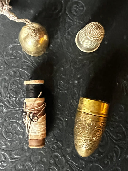 メタルケースの裁縫セット