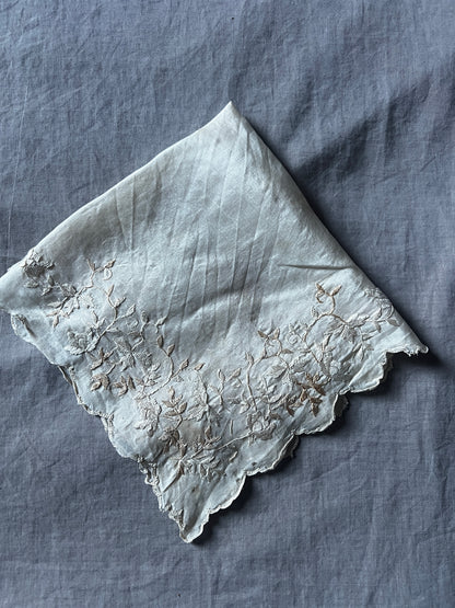シルクサテンの刺繍ハンカチ