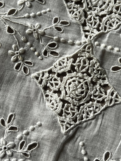 刺繍とレースのクロス