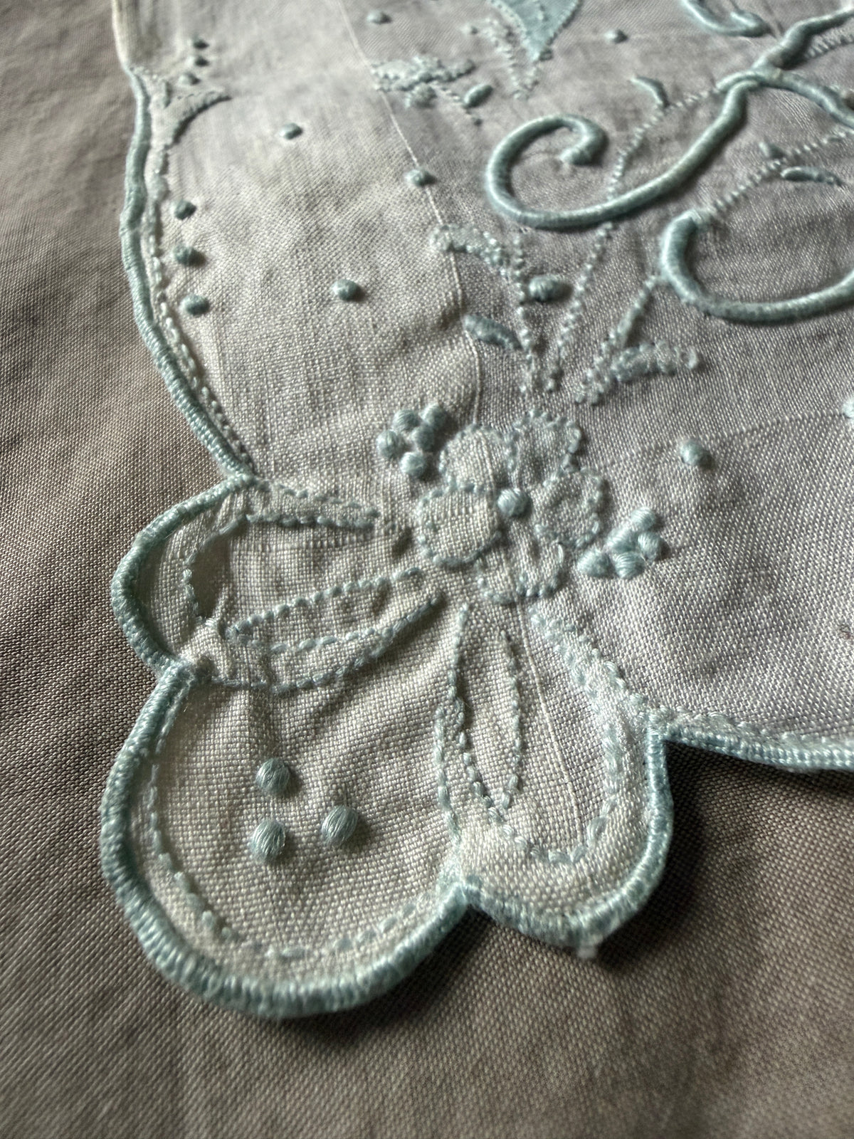 モノグラム刺繍のハンカチ