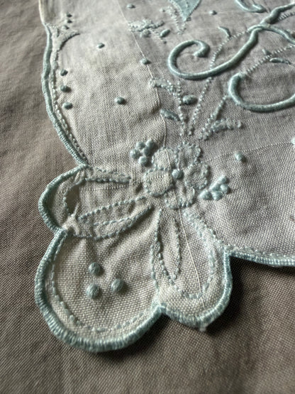モノグラム刺繍のハンカチ