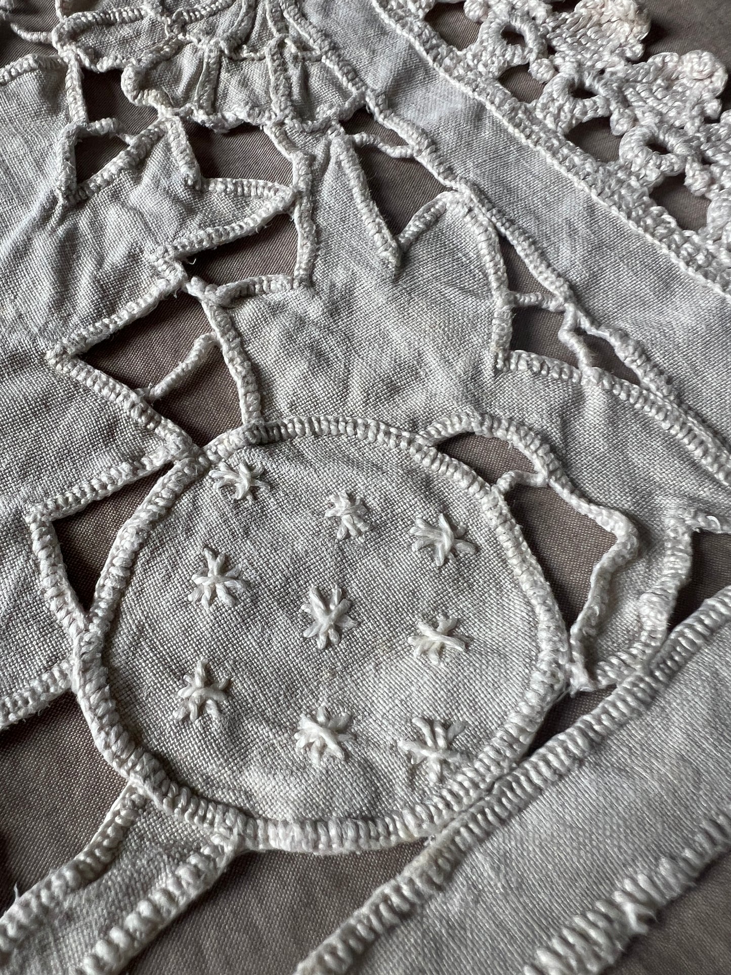 カットワーク刺繍(パピヨン)