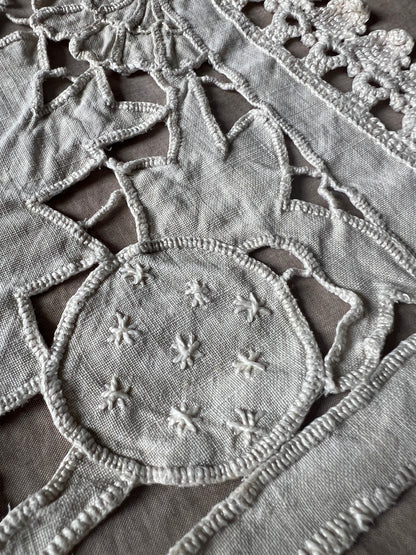 カットワーク刺繍(パピヨン)