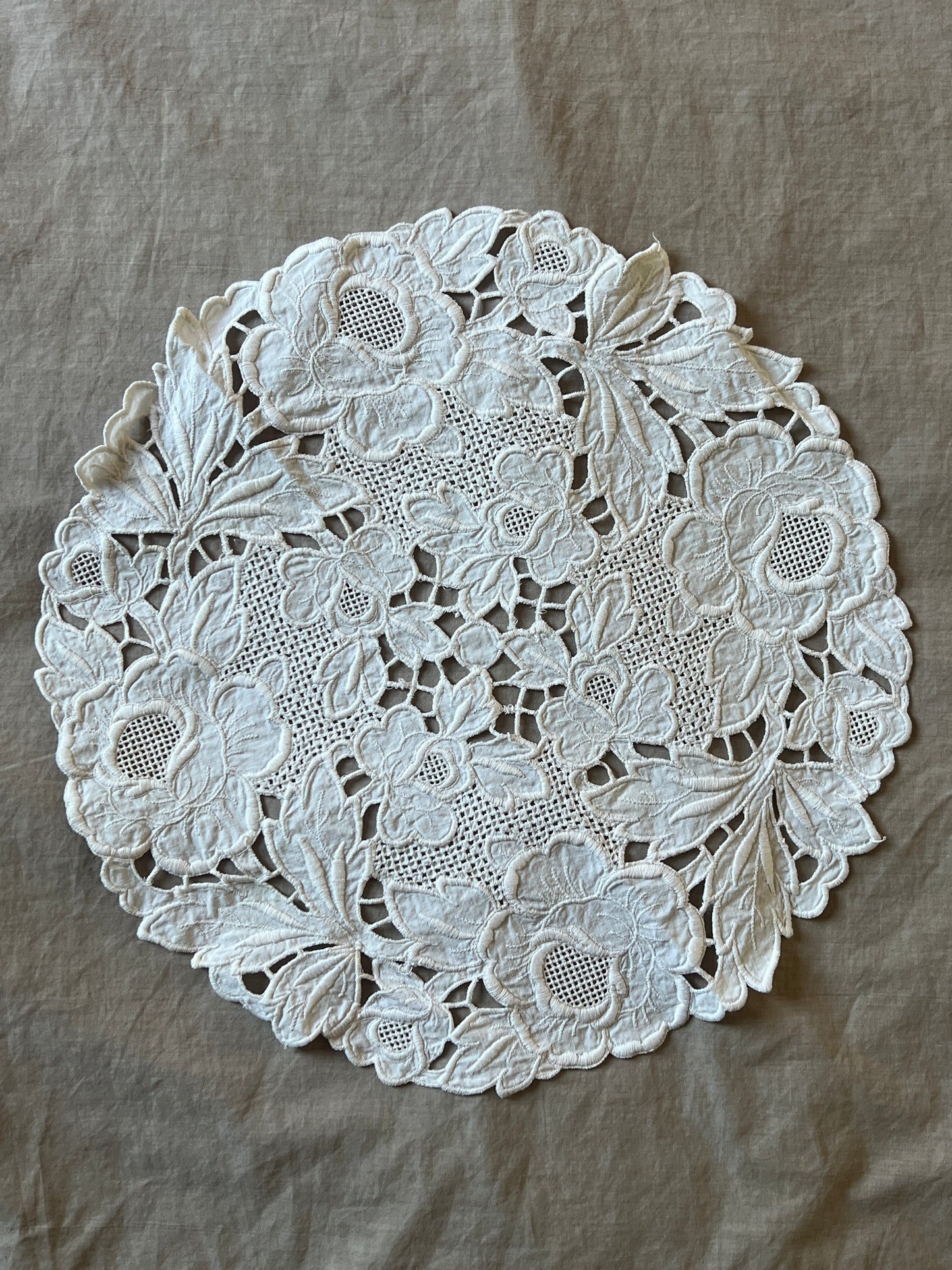 白刺繍円形クロス