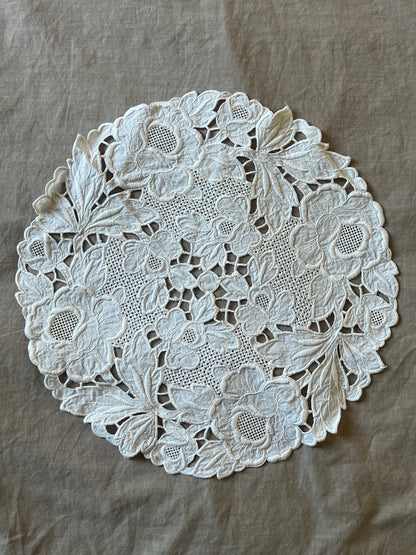 白刺繍円形クロス
