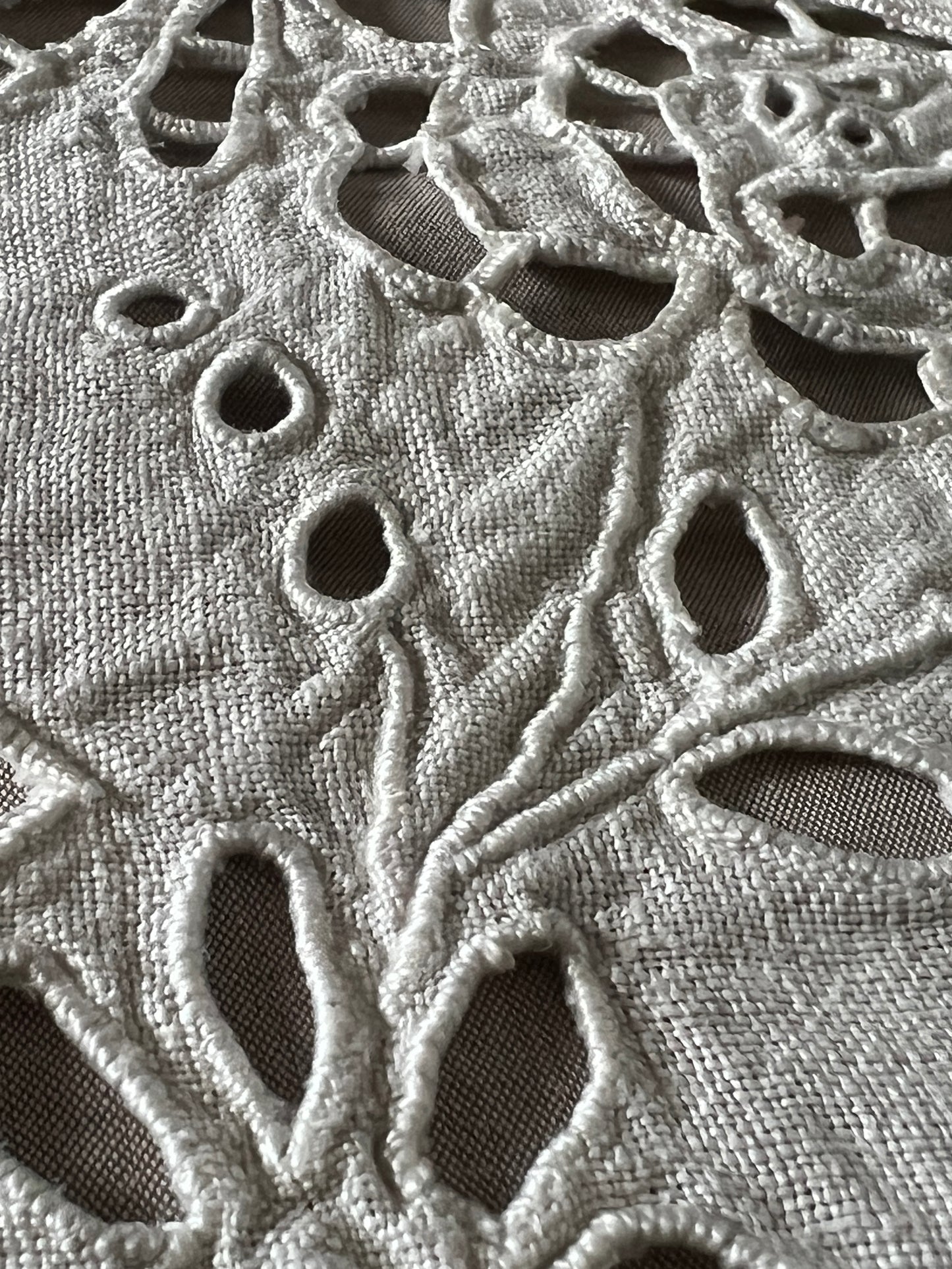 カットワーク刺繍棚飾り