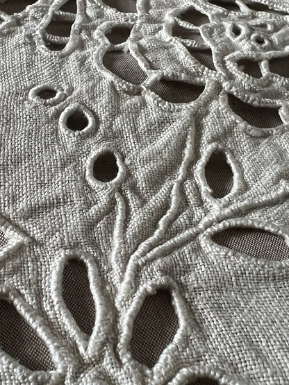 カットワーク刺繍棚飾り