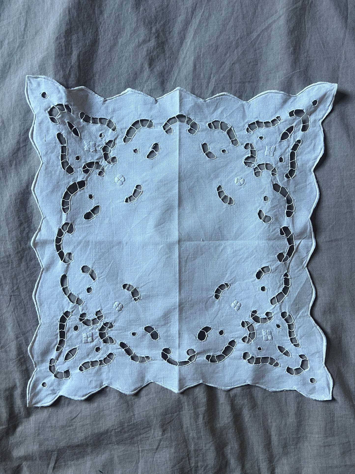 ★カットワーク刺繍クロス