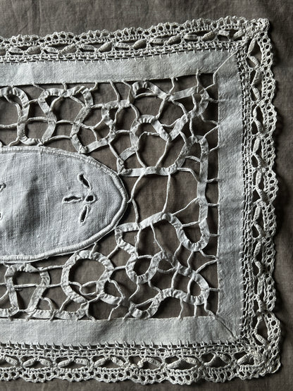 レースと刺繍の長方形クロス