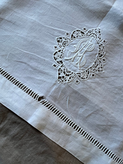 モノグラム刺繍リネン